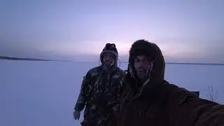 Налим, переставляемся и ловим на удочку.
