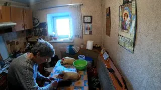 Забой общипывание и раздел утки в деревне.