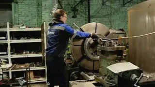 Заточить отрезной резец и приступить к работе за станком ДИП 500. В качестве примера - 