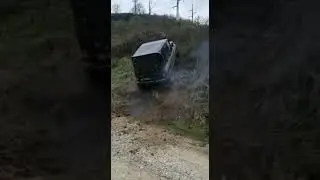 И кто говорил что уаз не едет )) военные мосты , начинка иж техна , 409 мотор , 35 силвера