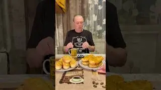 Кто приготовит пирожки вкуснее? Я или бабушка? 