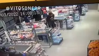 Полицейский из ГУНП Херсона ворует в АТБ Николаева