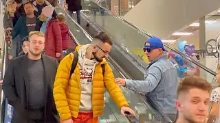 ПРАНК НАД ПРОХОЖИМИ В ТОРГОВОМ ЦЕНТРЕ 😅🤣 