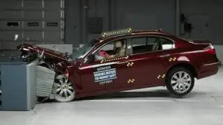 2009 Hyundai Genesis moderate overlap IIHS crash test