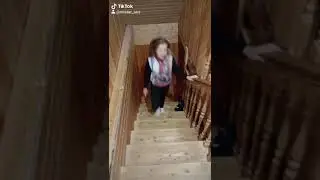 Как поднимаются по лестнице парни и девушки
