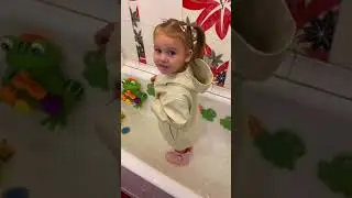 ДЕВОЧКА ИГРАЕТ В ВАННОЙ! ЛАЙФХАК ДЛЯ СЕМЬИ