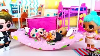 THE BEDS WERE BROKEN, THE KIDS WERE SLEEPING ON THE MATTRESS LOL surprise in KINDERGARTEN! Dolls