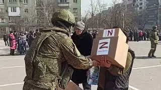 Раздача гуманитарной помощи в зачищенных  районах Мариуполя