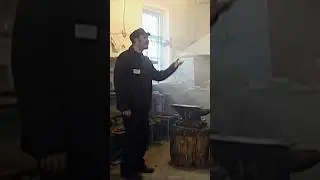 Учит «Немого» приемам 