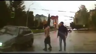 В Уфе водитель, пытавшийся проскочить на красный сбил девушку