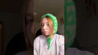 Связала мохнатый чепчик 