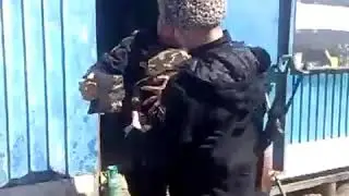 чеченцый проверяет бронежилеть