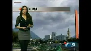 Estefania Caballero minifalda gris medias y blusa negra