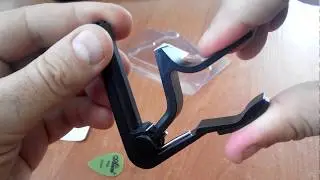 Каподастр. Подходит на классическую гитару (у неё гриф шире).