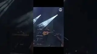 Jam Hsiao throws his guitar in mid-air during his performance 😳🎸 