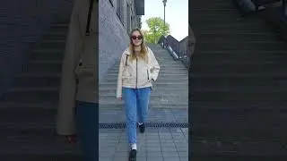 Бежевая ветровка-база любого гардероба