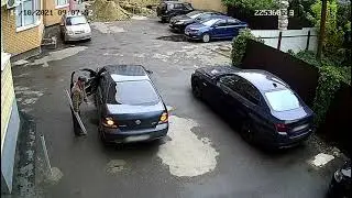 В Тамбове дед похитил столб, помешавший проезду его «Опеля» во дворе дома