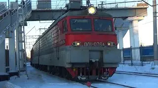 Электровоз ВЛ11-076 с контейнерным грузовым поездом, отправился со станции Силикатная
