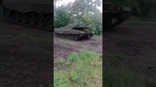 Танкисты ЗСУ на Leopard 2A4 дрифтят на поле после дождя.