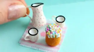 Миниатюрный кувшин и кружки из полимерной глины. Миниатюрный кекс.