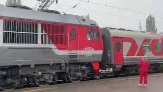 ТЭП70БС-185 (приписан к ТЧ-14 Елец Северный) с поездом СПб - Анапа прибывает на станцию Елец