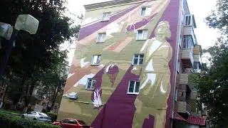 Разукрашенный фасад домов.