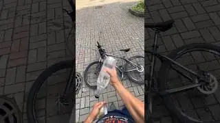 ЛАЙФХАК КАК ПРАВИЛЬНО ВОЗИТЬ БУТЫЛКУ НА ВЕЛОСИПЕДЕ 