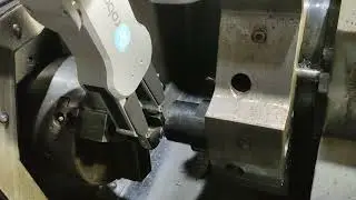 TM Robot подает прутки в токарный автомат