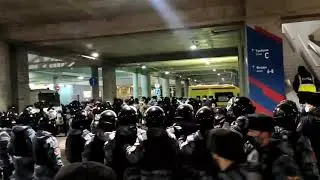 Сотрудники ОМОНа массово задерживают фанатов после матча ЦСКА – «Зенит».