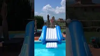 Giorgia compra uno scivolo acquatico di nascosto e Stefano la aiuta a costruirlo! #shorts