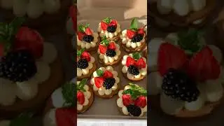 Медовые пирожные с кремом-чиз на сливочном масле,с ягодной прослойкой👌🏻