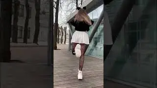 Do you love white skirts with pantyhose?😻 