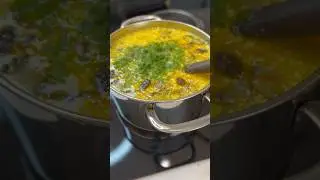 Как добавлять сметану в блюдо, чтобы она не свернулась 