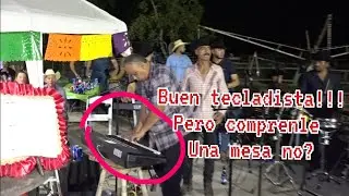 comprenle una mesa a este buen músico