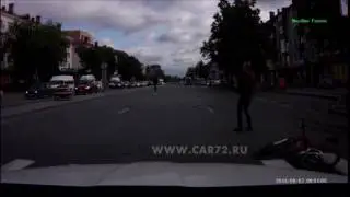 Велосипедист упал на перекрестке Республики-Мельникайте