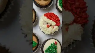 Gonna be hitting yall with a mini Christmas cupcake series this week! Part 1: Santa cupcakes🎅🧁