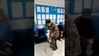 Недовольная бабка в поликлинике)