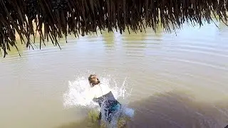 ALMOÇANDO GALINHA CAIPIRA NA BEIRA DO LAGO E MINHA MÃE BANHANDO IGUAL UMA CRIANÇA!  SÍTIO DA TATY