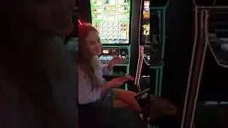 ДЖЕКПОТ в казино! Огромный выигрыш! #shorts  #pirsomania #casino   #пирсомания #девушка  #pirsoman