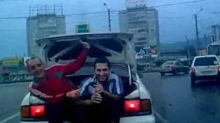 придурки бухают в богажнике