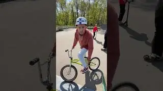 Как лучше объехать препятствие на велосипеде! #shorts #bmx #трюковойсамокат #велосипед