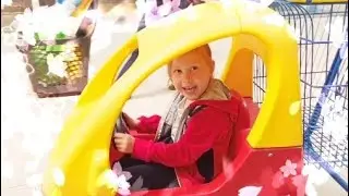 Лайк Настя и Папа играют в торговом центре