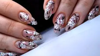Beautiful and simple design of nail flowers and twigs. TOP Surprising Nails Designs
