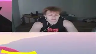 Строго показывает бицепсы
