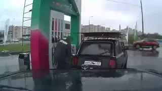 Какие таланты пропадают на заправке! Смотреть всем!