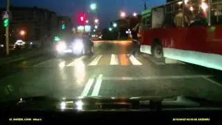 В Чебоксарах мужчина напала на троллейбус - разбил окна