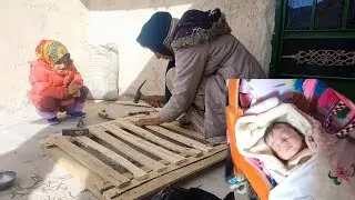 Karya seni buatan tangan Ibu Zari: membuat pintu kayu untuk halaman guanya