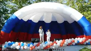 Мы шагаем - Елена и Валерия Тишковы