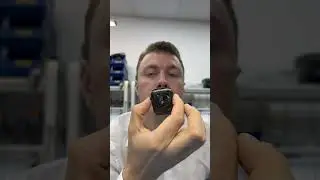 Превью видео про кринжового чела с лицом как у Богдановых, который чистить клей поляризатора
