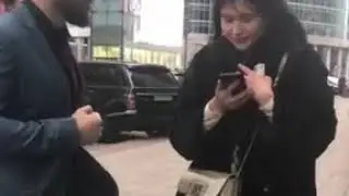 Парень подходит к девушка и прикалывается над ними
